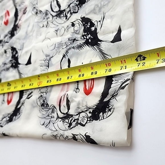 Le Chateu Marilyn Monroe Sketch Scarf Semi Sheer Red Lips Lightweight Semi Sheer - Picture 8 of 8